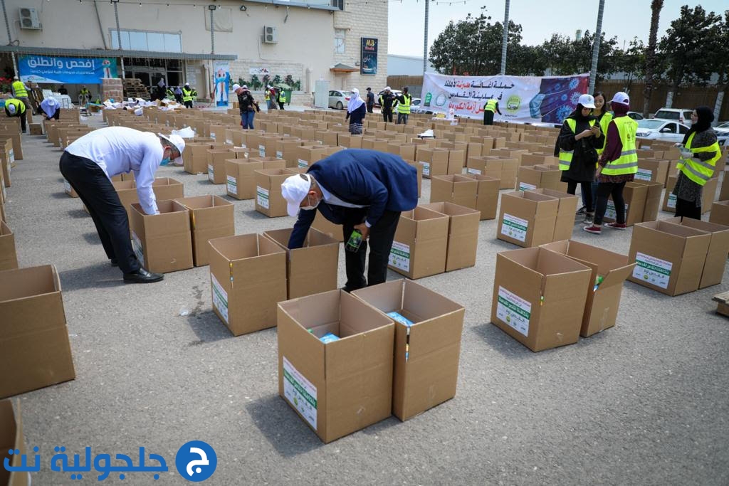 الحركة الإسلامية تتوج أعمال معسكر القدس أولًا بإعداد ألف طرد غذائي للأهل في القدس